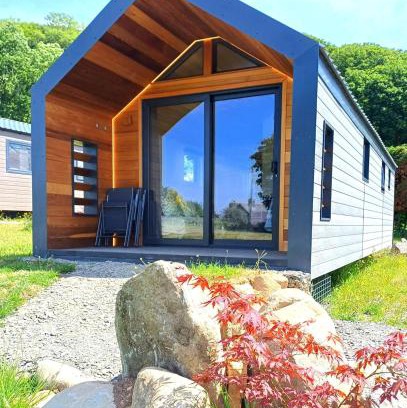 Llwyngwril Ski Chalet | CABIN 8 Pet friendly Family glamping Seaview