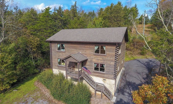 Lexington Cabin | Cabin 80, Luxury 6 bedroom 3 bath Cabin minutes from Downtown Lexington!