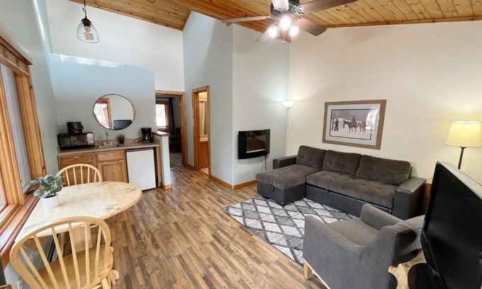 Woodland Park Bed & Breakfast | Cabin A Suite Bed and Breakfast