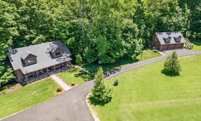 Shelbyville Cabin | Cabin+Bunkhouse Sleeps 25 near Lou/Lex *Like-New!