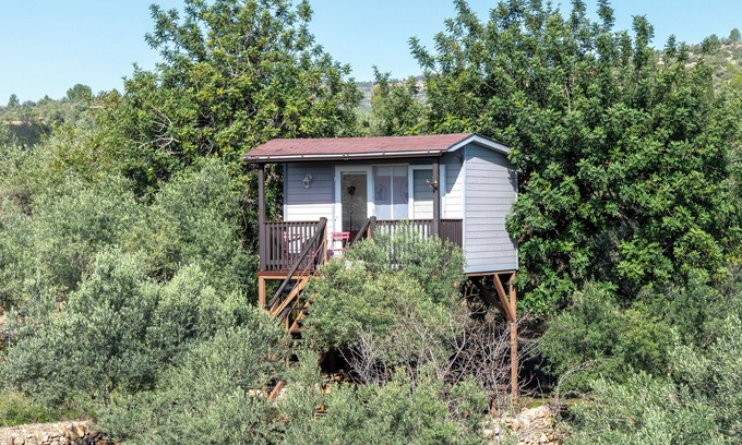 Camarles Cabin | Cabin 'Casa Arbol ' with Sea View, Shared Pool and Wi-Fi