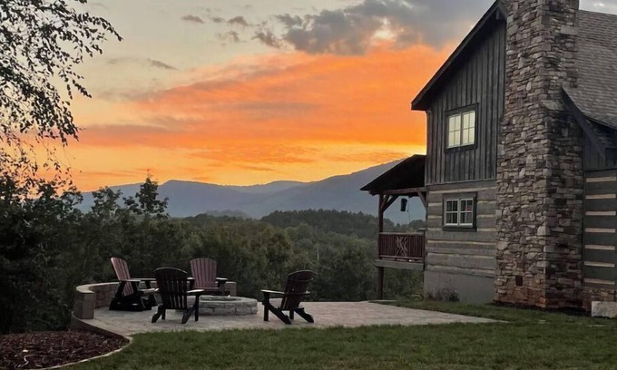 Mill Spring Cabin | Cabin Dream is 20 minutes from TIEC. 1 hr. from Biltmore Estate. WC accessible