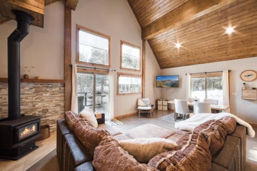 Truckee House | Cabin Fever at Tahoe Donner by Tahoe Getaways - 2 BR with Hot Tub & HOA