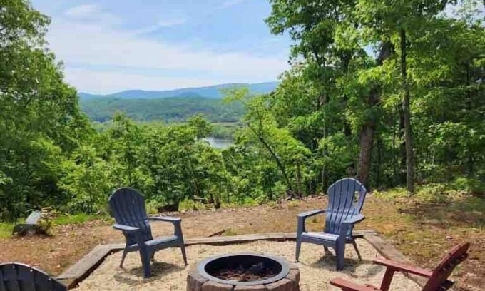 Bentonville Cabin | Cabin~ Firepit~Mtn/River views~ WIFI~Hot Tub~Pets