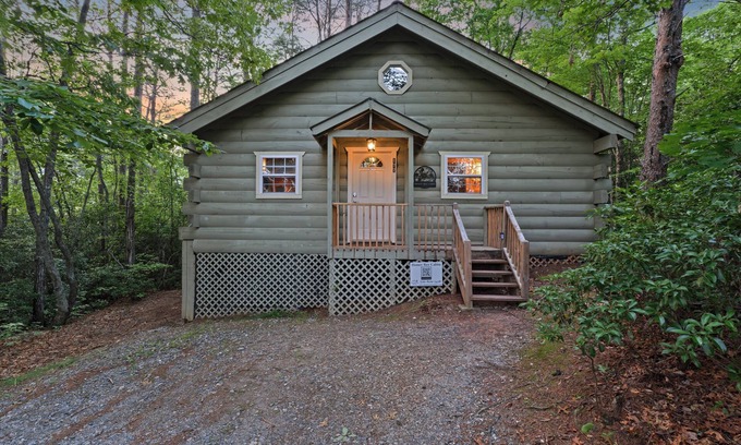 Sautee Nacoochee Cabin | Cabin Getaway Hot Tub + Deck Near Helen
