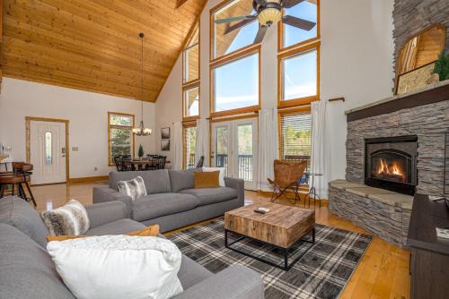 Sevierville House | Cabin Haven Theater Game room Hot Tub Yard