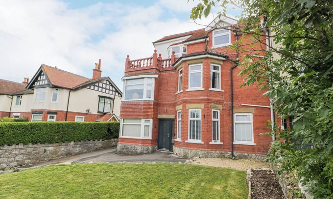 Rhos on Sea House | CABIN HILL, pet friendly, character holiday cottage in Rhos-On-Sea