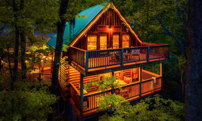 Gatlinburg - Pigeon Forge House | CABIN in a GATED RESORT with SEASONAL RESORT POOL