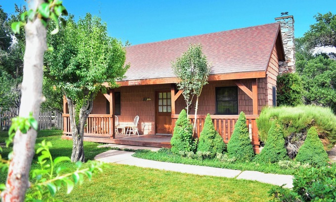 Zion National Park East Entrance Cabin | Cabin in Apple Orchard - Pool - Hot Tub -Farm -Breakfast -Quiet Side Zion -Bryce
