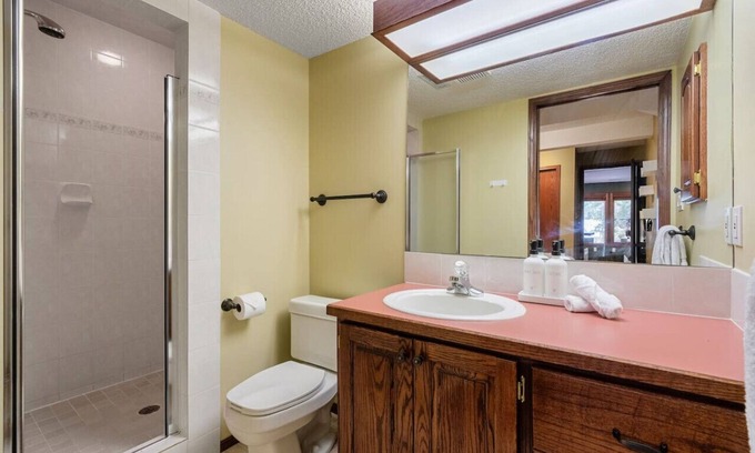 East Kootenay Apartment | Cabin in the Woods | Private Hot Tub | AC | Quiet