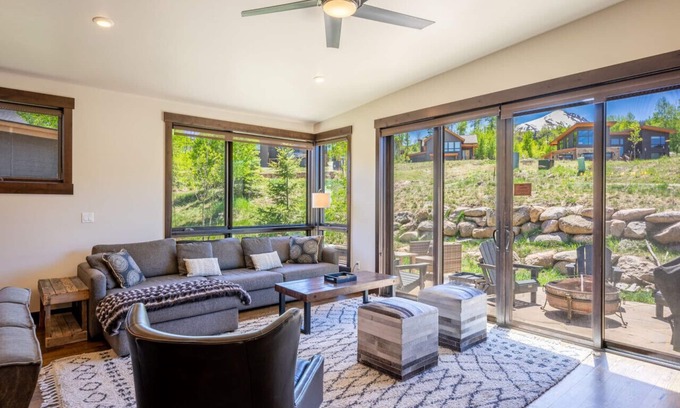 Silverthorne House | Cabin in the Sky - Pet Friendly & Close to Clubhouse!