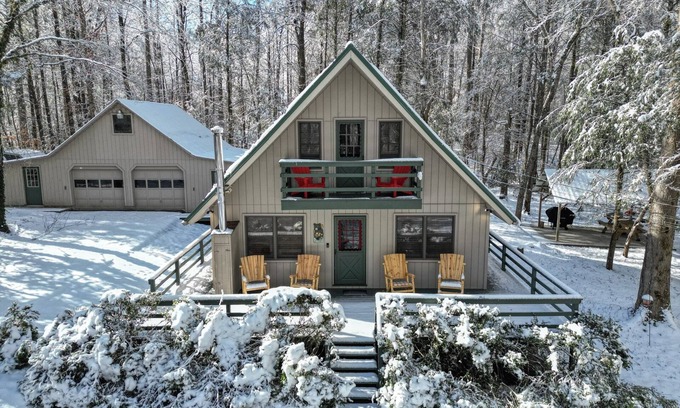 Rocky Grove Cabin | Cabin in the Smokies, 30-mins away from Gatlinburg & Pigeon Forge- Pet friendly
