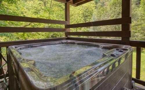 Gatlinburg - Pigeon Forge Villa | Cabin In The Stream