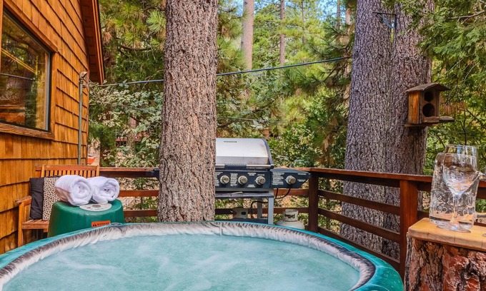 Fern Valley Cabin | Cabin in the Woods "Sky Rock Lodge" with Hot Tub, walk to town with a/c units