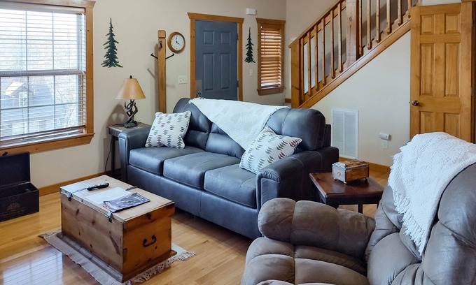 Reeds Spring Condo | Cabin-like woodland getaway w/pool, tennis, gas fireplace