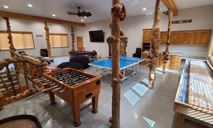 Irwin Cabin | Cabin on Creek W/fire pit close to Ski, boat, fishing, Hike with large game room