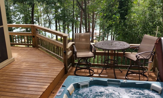 Gainesville House | Cabin on Lake Lanier, with 32 x 32 Deep Water Dock, Family Friendly- Sleeps 8
