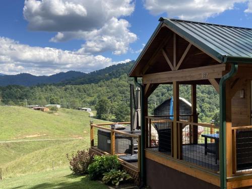 Mars Hill House | Cabin on Loye & Sunrise Cabin