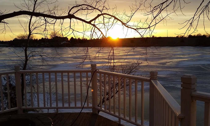 Aberdeen House | Cabin on Richmond Lake / 3 bedroom / 2 bath / wrap around deck