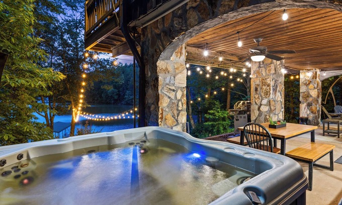 Morganton Cabin | Cabin on the Lake! Hot Tub, Fire-pit, Kayaks & Stunning Lake Views! Pet-Friendly