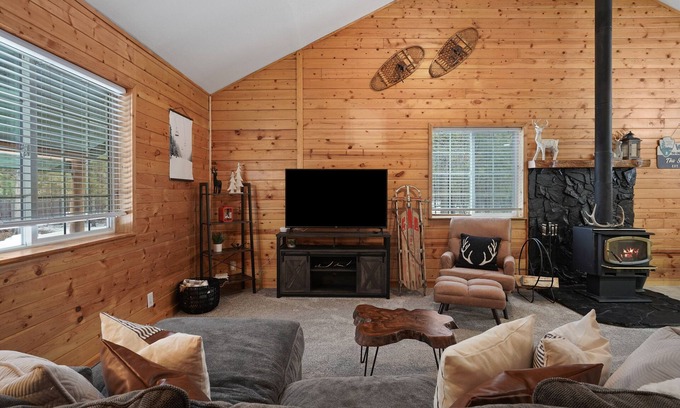 La Pine House | Cabin, Private Fenced Beauty! Detached Game Room, Darts, Basketball, Foosball