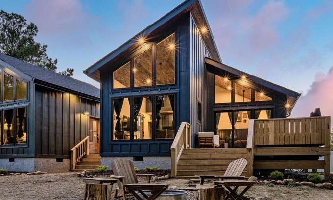 Baxter Cabin | Cabin Retreat w/Sauna, Hot Tub, Fire Pits & Golf!