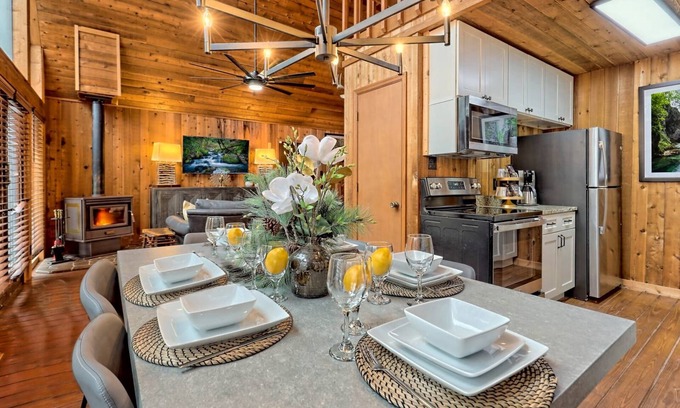 Sautee Nacoochee Cabin | Cabin w/Hot tub+Outdoor Kitchen+Firepit near ATV & SXS Trails~8mns to Helen, GA!