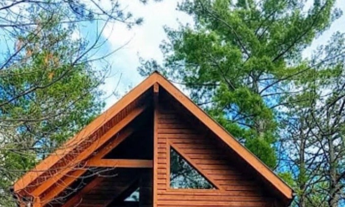 Bear Den Cabin | Cabin with Hot Tub 1 MI to Blue Ridge Parkway