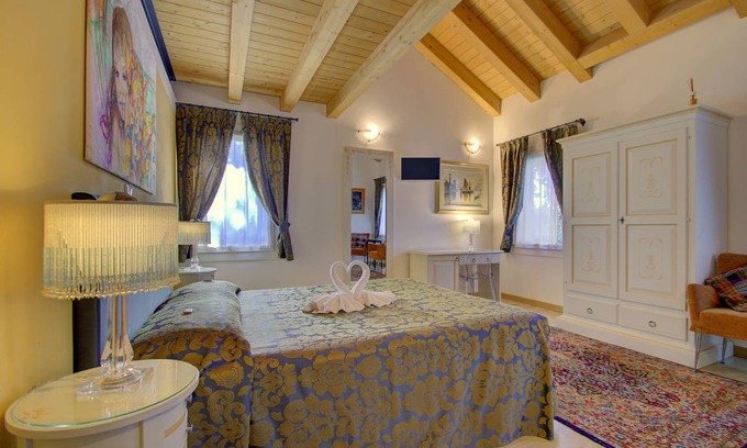 Oriago Apartment | CADIFIORE-B & B12 - room w / bath in Country house riverside, parking in private parc