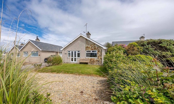 Edern Cottage | Cae-Calch | Three Bedroom Bungalow in Seaside Village Morfa Nefyn
