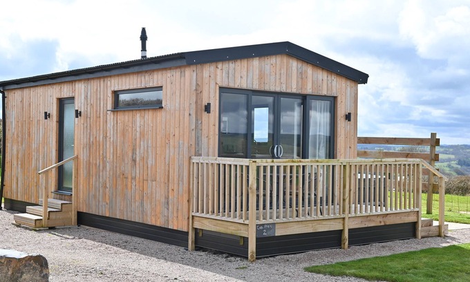 Llanfair Caereinion Cottage | CAE DAFADD, romantic, with hot tub in Llanfair Caereinion