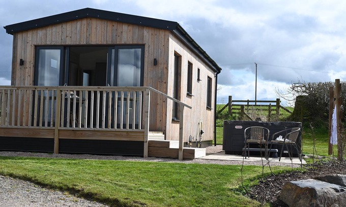 Llanfair Caereinion Cottage | CAE PREN, romantic, with hot tub in Llanfair Caereinion
