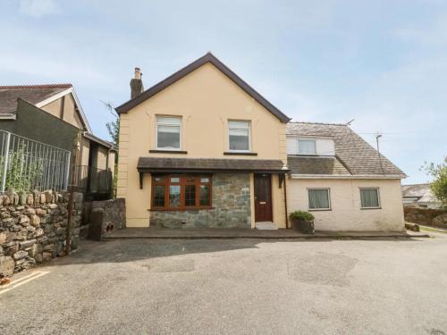 Dinas House | Caer Rhos