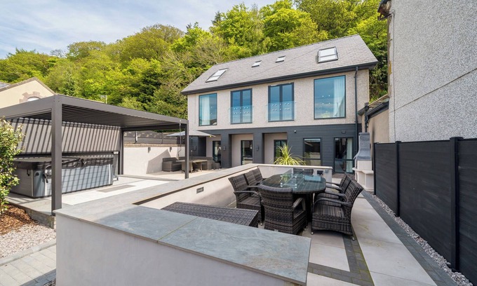 Talsarnau Cottage | CAERFFYNNON HOUSE, family friendly, with hot tub in Porthmadog