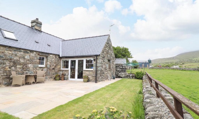 Dyffryn Ardudwy House | Caerffynon Bach