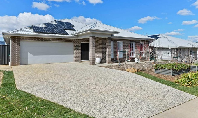 Orange House | Caffin Estate - 600m Walk to Phillip Shaw Wines