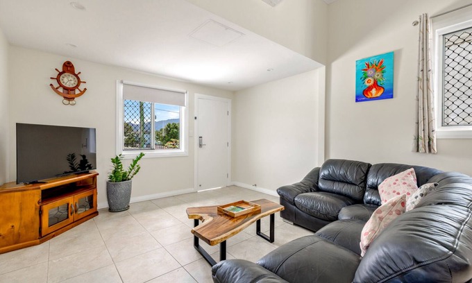 Parramatta Park House | Cairns Central Walking Distance Upstairs