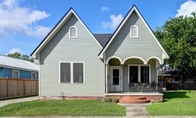 New Iberia House | Cajun Cottage located in downtown New Iberia