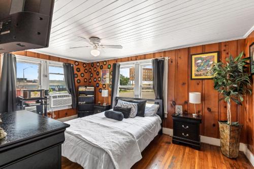 Downtown Apartment | Cajun Stays - Studio Garfield - Pet Friendly