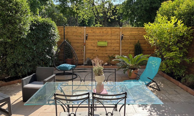 8th Arrondissement Apartment | CALANQUES Marseille. QUIET APARTMENT WITH TERRACE