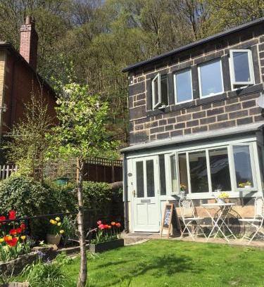 Hebden Bridge House | Calderside Cottage (2 BDR Central Hebden Bridge)