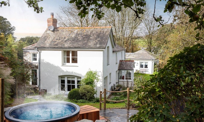 Trelights Cottage | Calenick - a stylish cottage that sleeps 6 guests in 3 bedrooms
