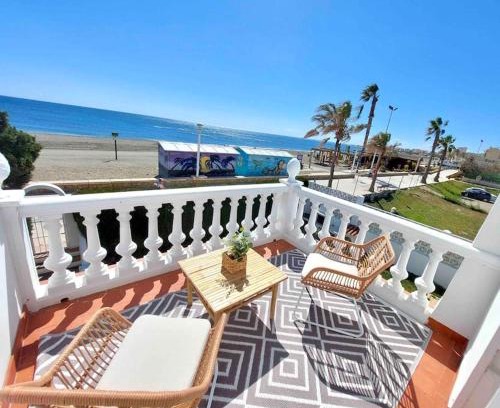 Torre del Mar House | Caleta Beach House Villa Beatriz Sinese Design