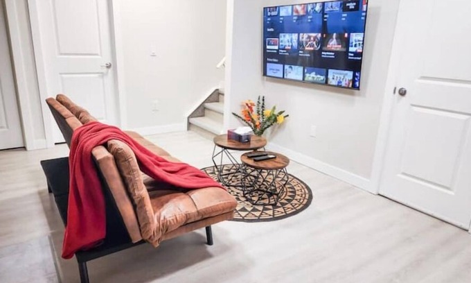 Calgary House | Calgary Cozy Nest | 2BR Suiten