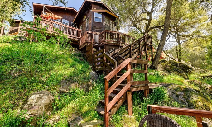California Hot Springs Cabin | California Hot Springs Creekside Treehouse Cabin