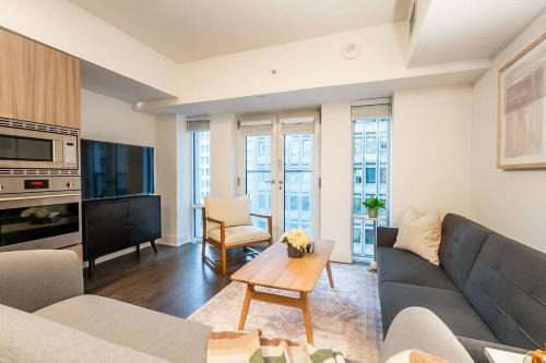Bay Cloverhill House | California King Bed in Heart of Downtown Toronto