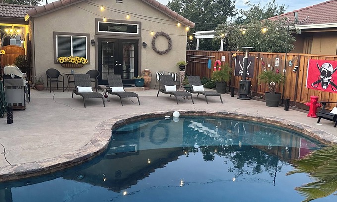 Tracy Cottage | California themed 1 bedroom 1 bath, fully furnished cottage with private entry.