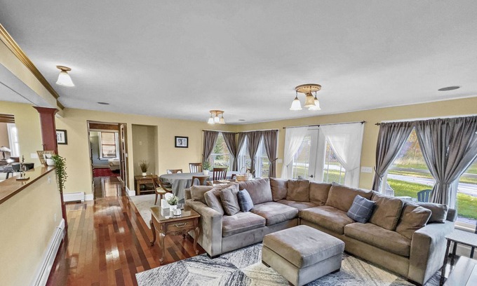 East Haven  Rutland County House | Calimont - Hot Tub- Pet Friendly - Minutes to Killington/Pico