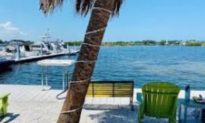 Holiday House | Calling all Snowbirds! PRIME location! Nov - Apr