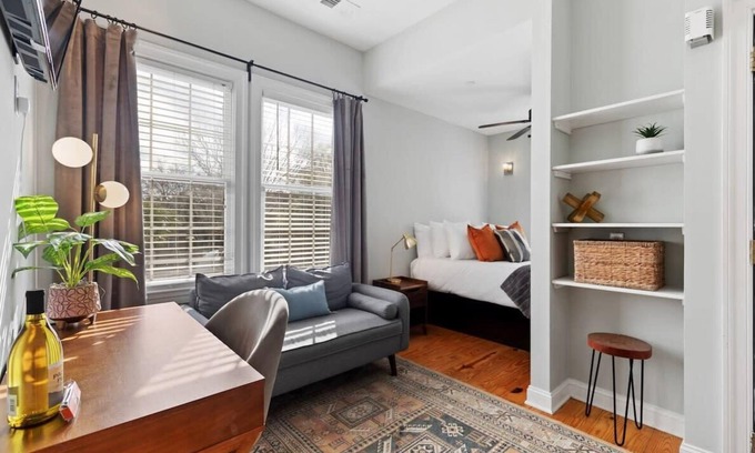 Westside Apartment | Calm & Bright Apartment Downtown